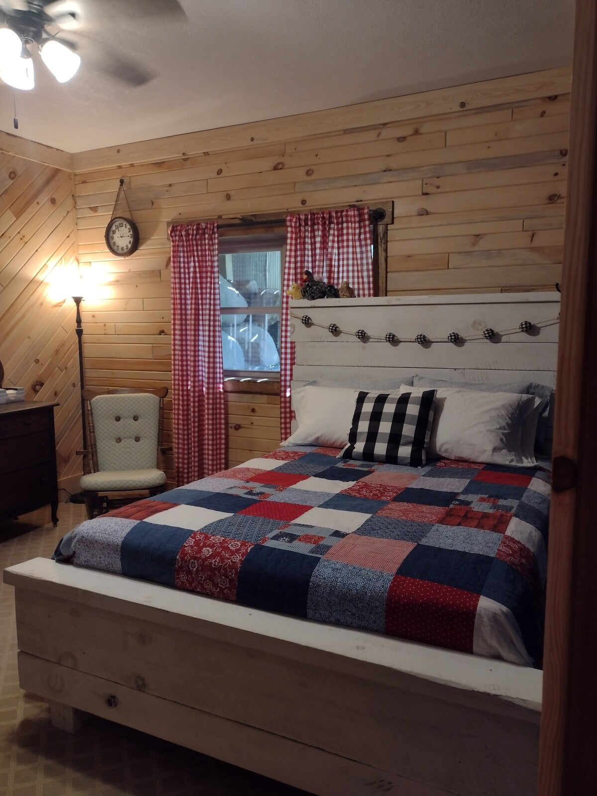 The Farmhouse on Sweeny Creek Family Suite Bed and Breakfast Stay
