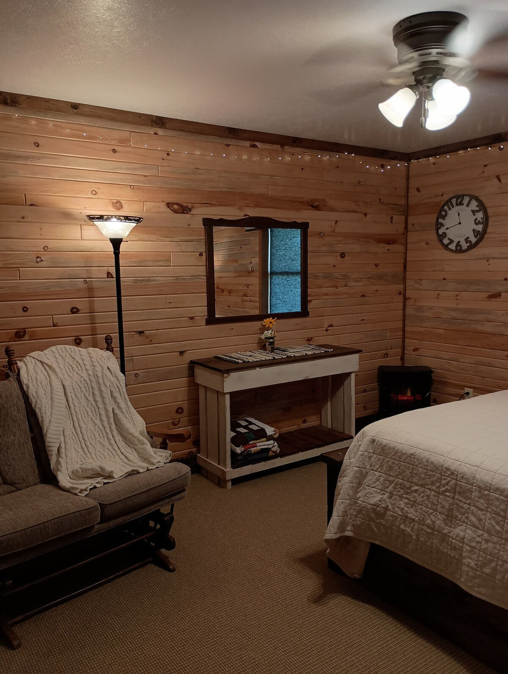 The Farmhouse on Sweeny Creek Pinecone Suite Main Floor B&B Room