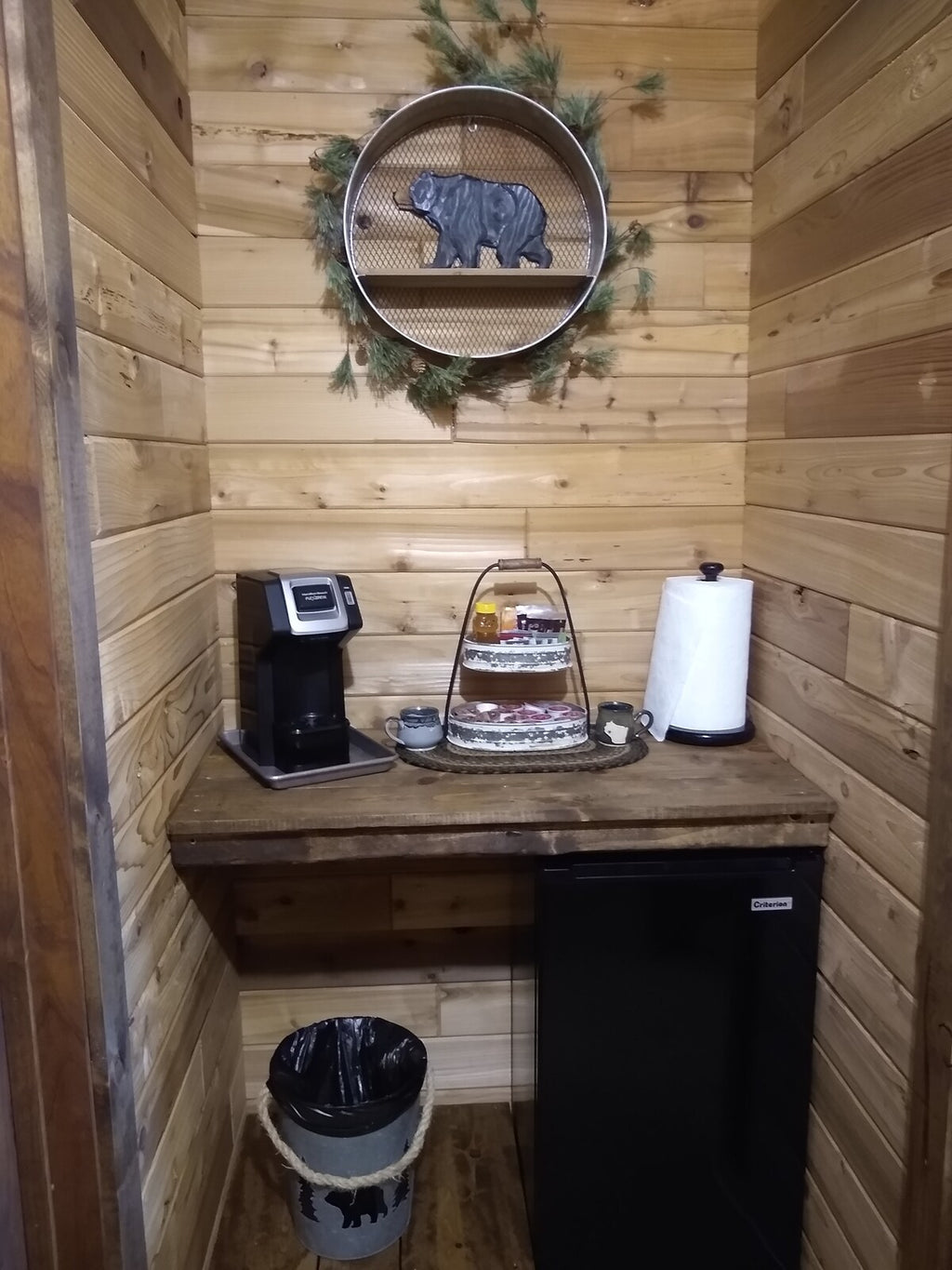 The Farmhouse on Sweeny Creek Pinecone Suite Main Floor B&B Room