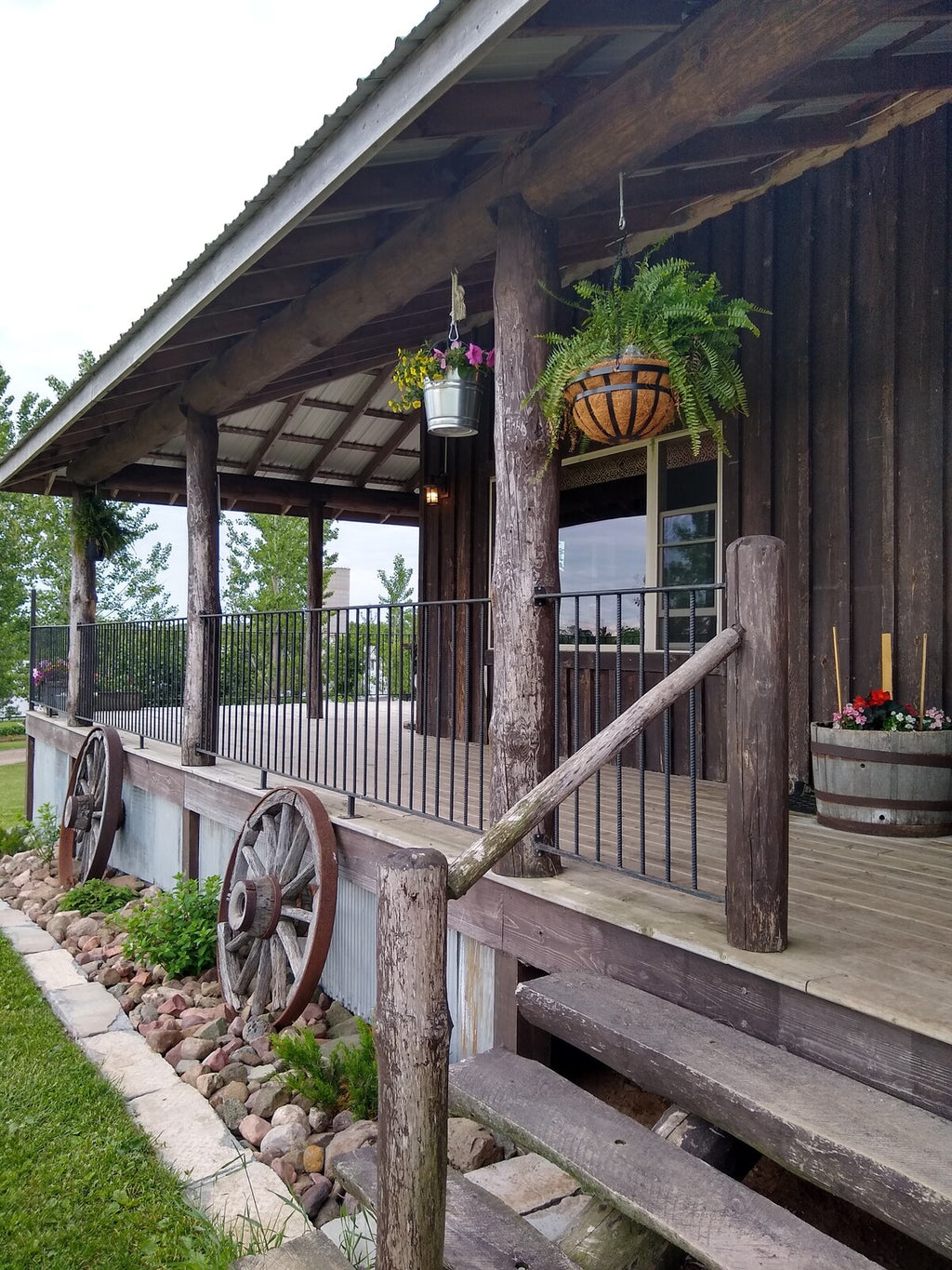 The Farmhouse on Sweeny Creek Pinecone Suite Main Floor B&B Room