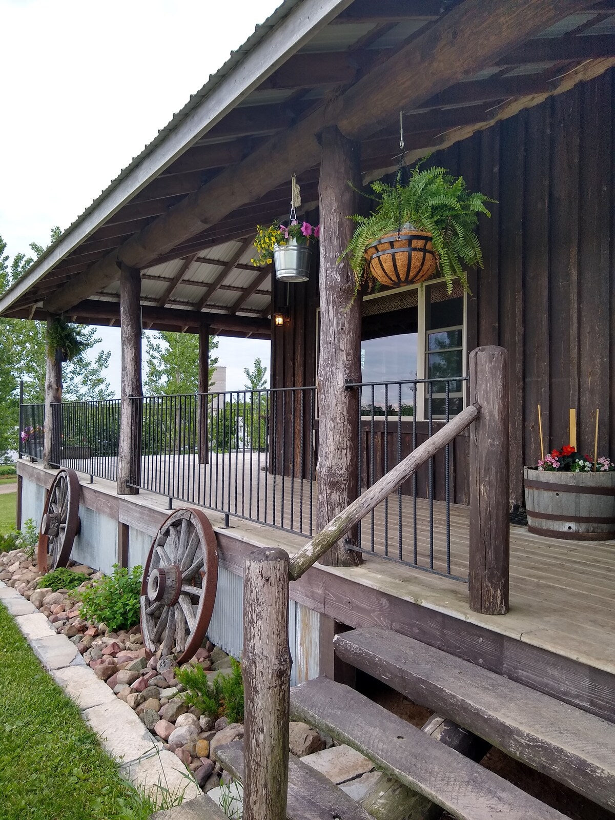 The Farmhouse on Sweeny Creek Pinecone Suite Main Floor B&B Room